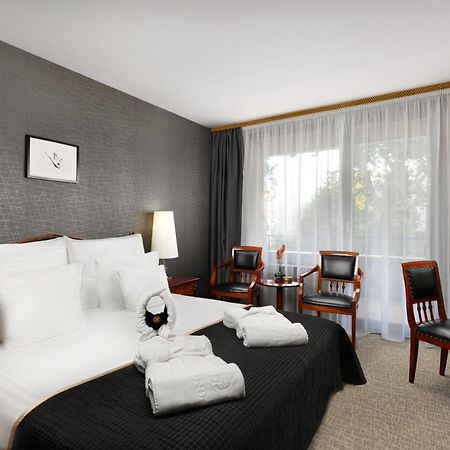 Hotel Divinus Debrecen Exterior foto A room at the hotel