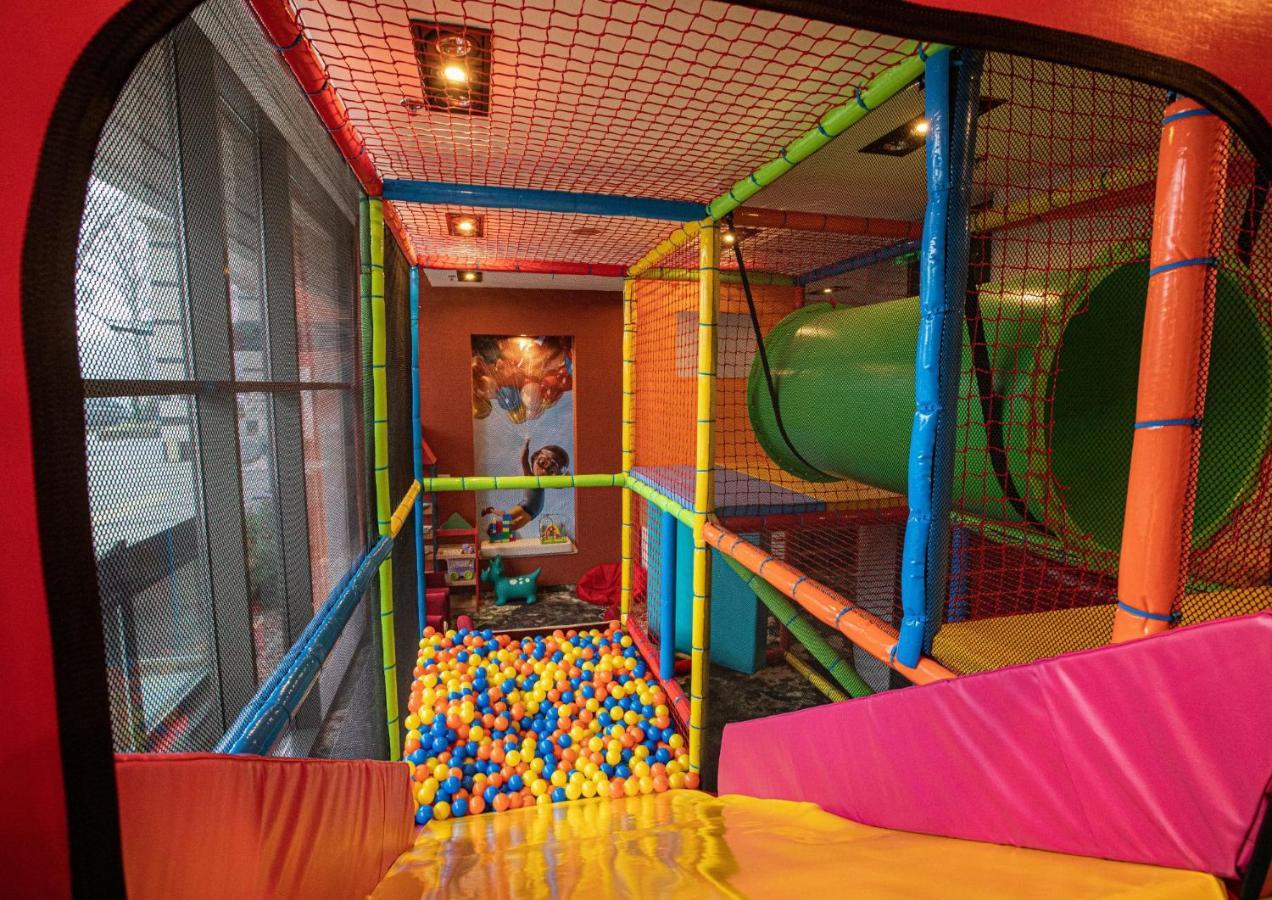 Hotel Divinus Debrecen Exterior foto An indoor playground in the United States