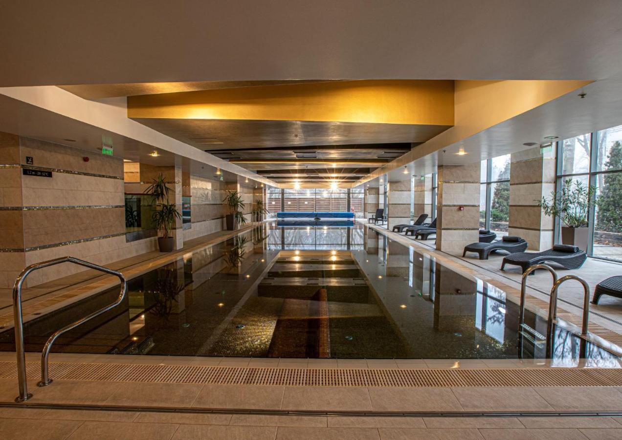 Hotel Divinus Debrecen Exterior foto The pool at the hotel