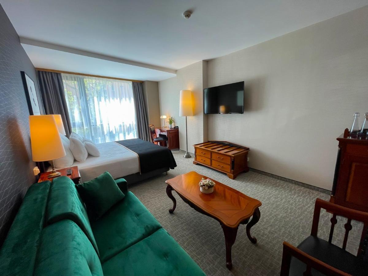 Hotel Divinus Debrecen Exterior foto A room at the hotel