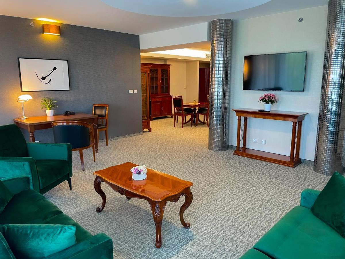 Hotel Divinus Debrecen Exterior foto Suite at the hotel