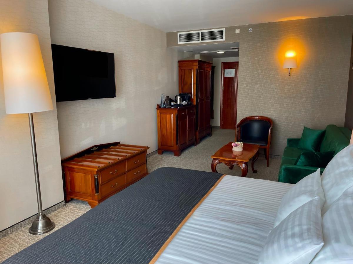Hotel Divinus Debrecen Exterior foto A room at the hotel