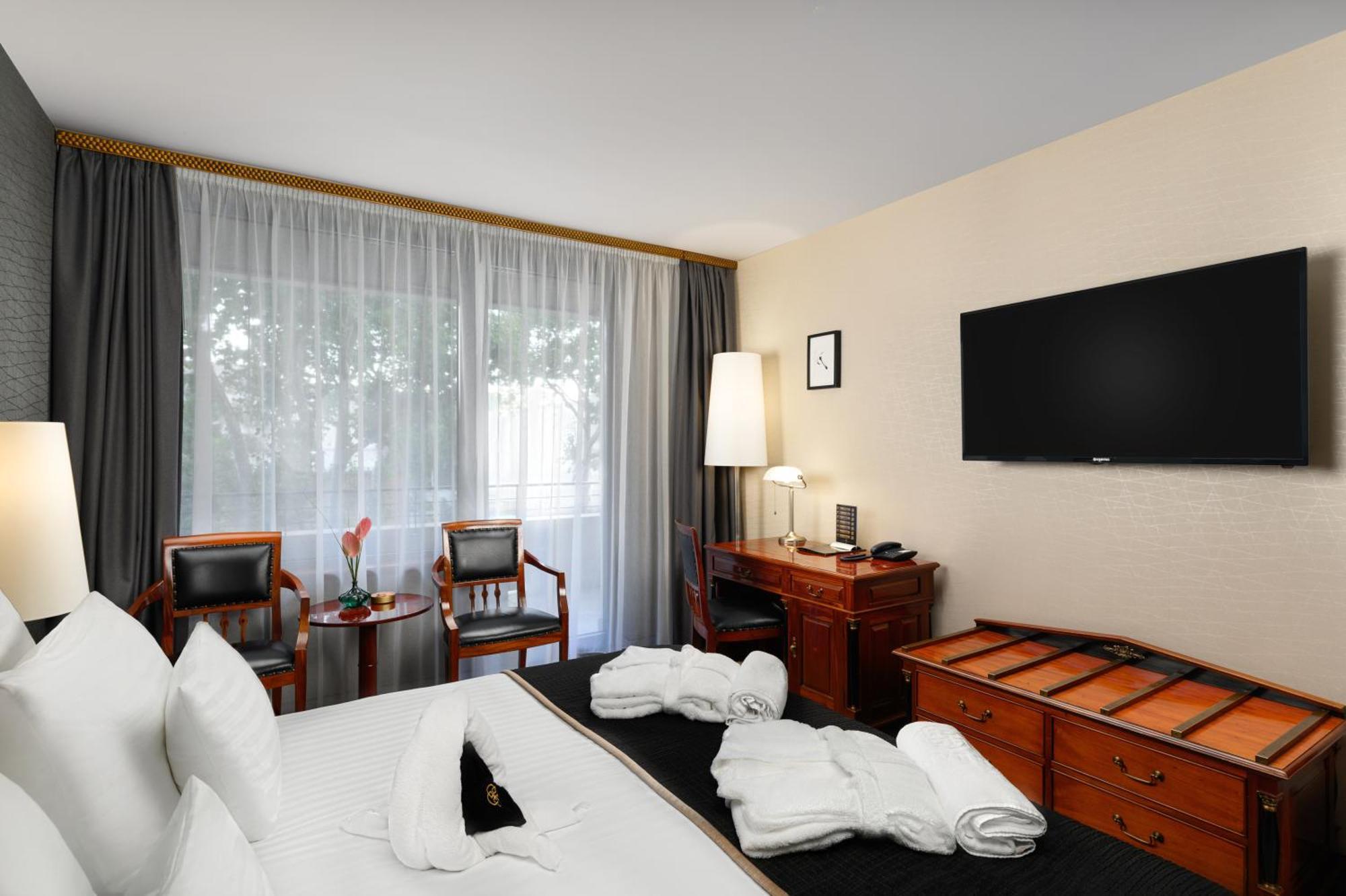 Hotel Divinus Debrecen Exterior foto A room at the hotel