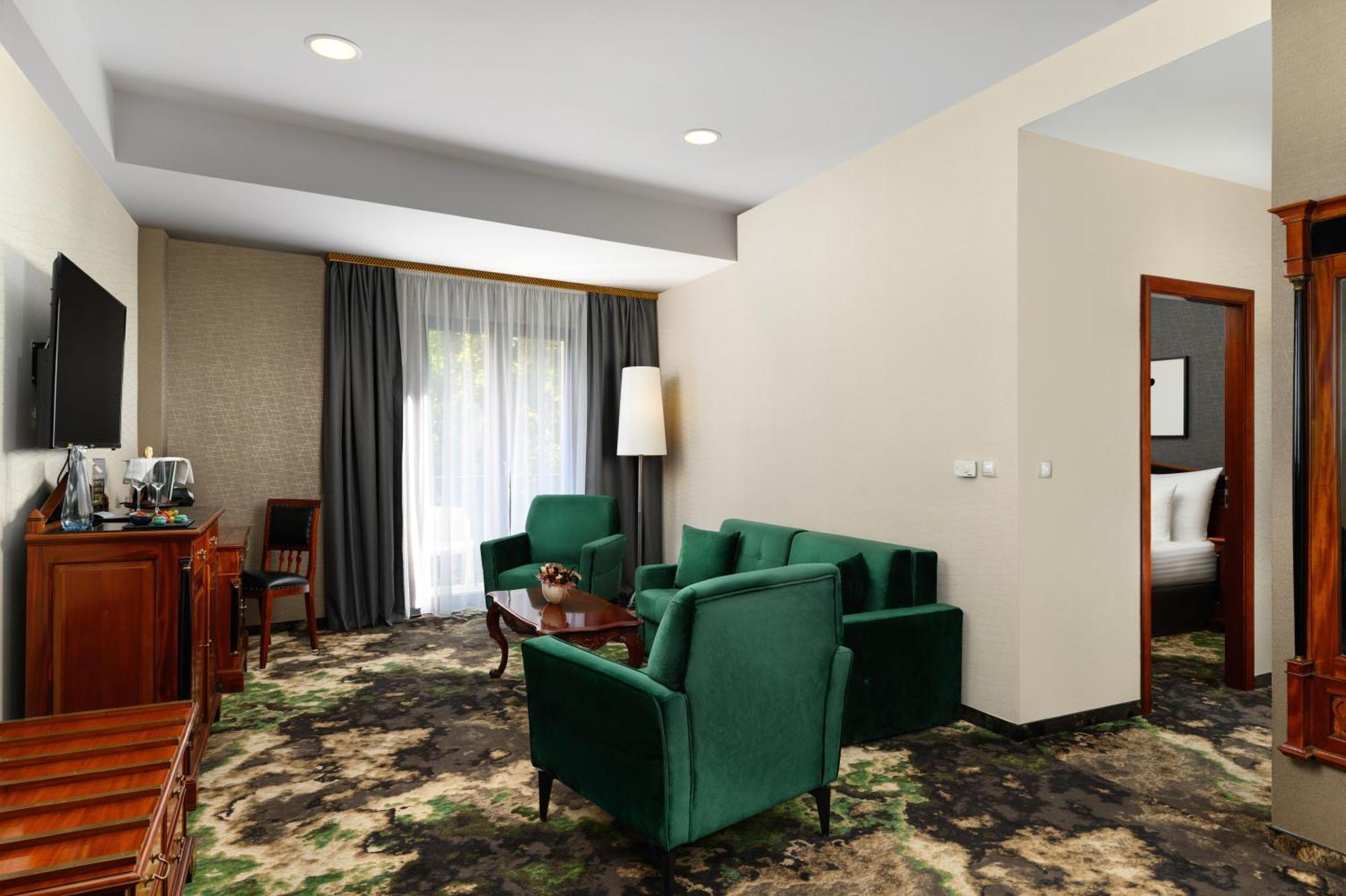 Hotel Divinus Debrecen Exterior foto Suite