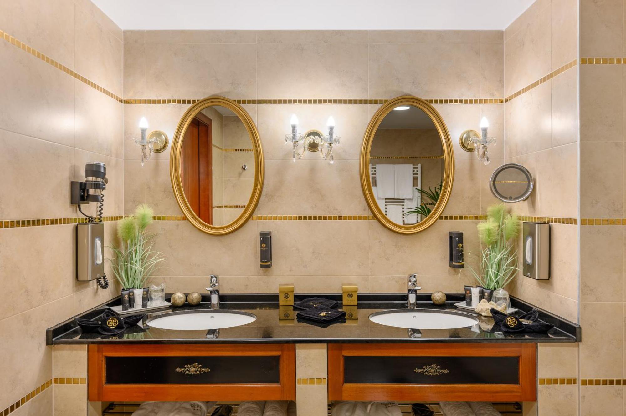 Hotel Divinus Debrecen Exterior foto Bathroom