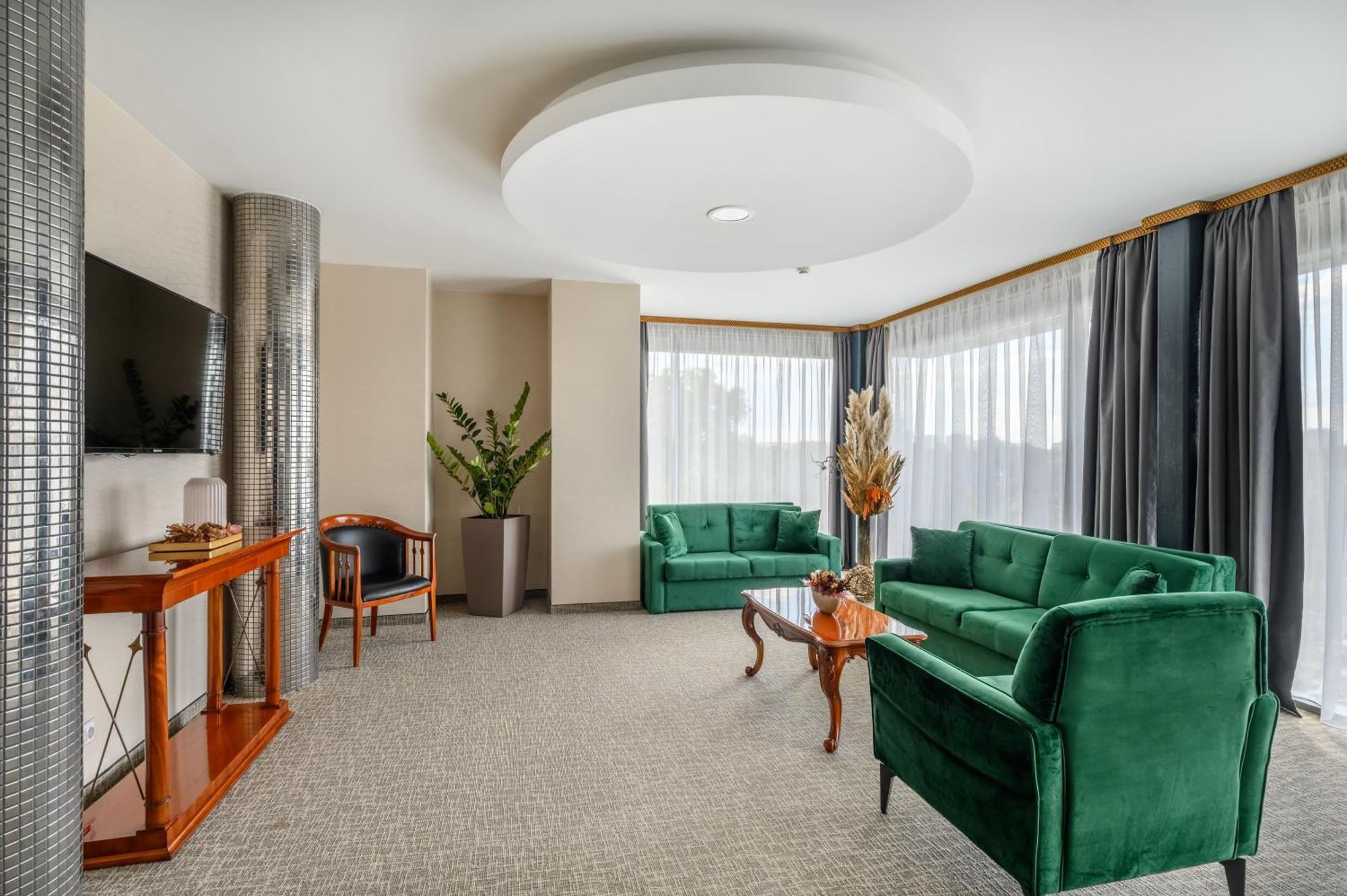 Hotel Divinus Debrecen Exterior foto Suite