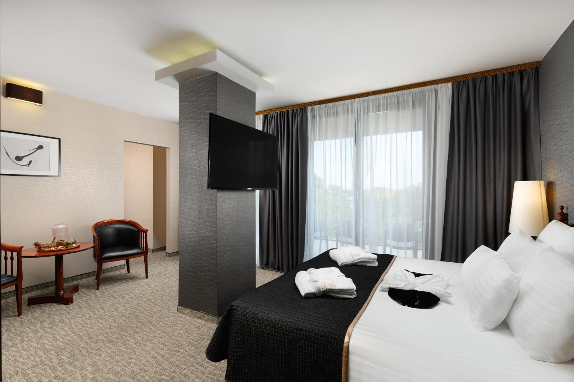 Hotel Divinus Debrecen Exterior foto A room at the hotel