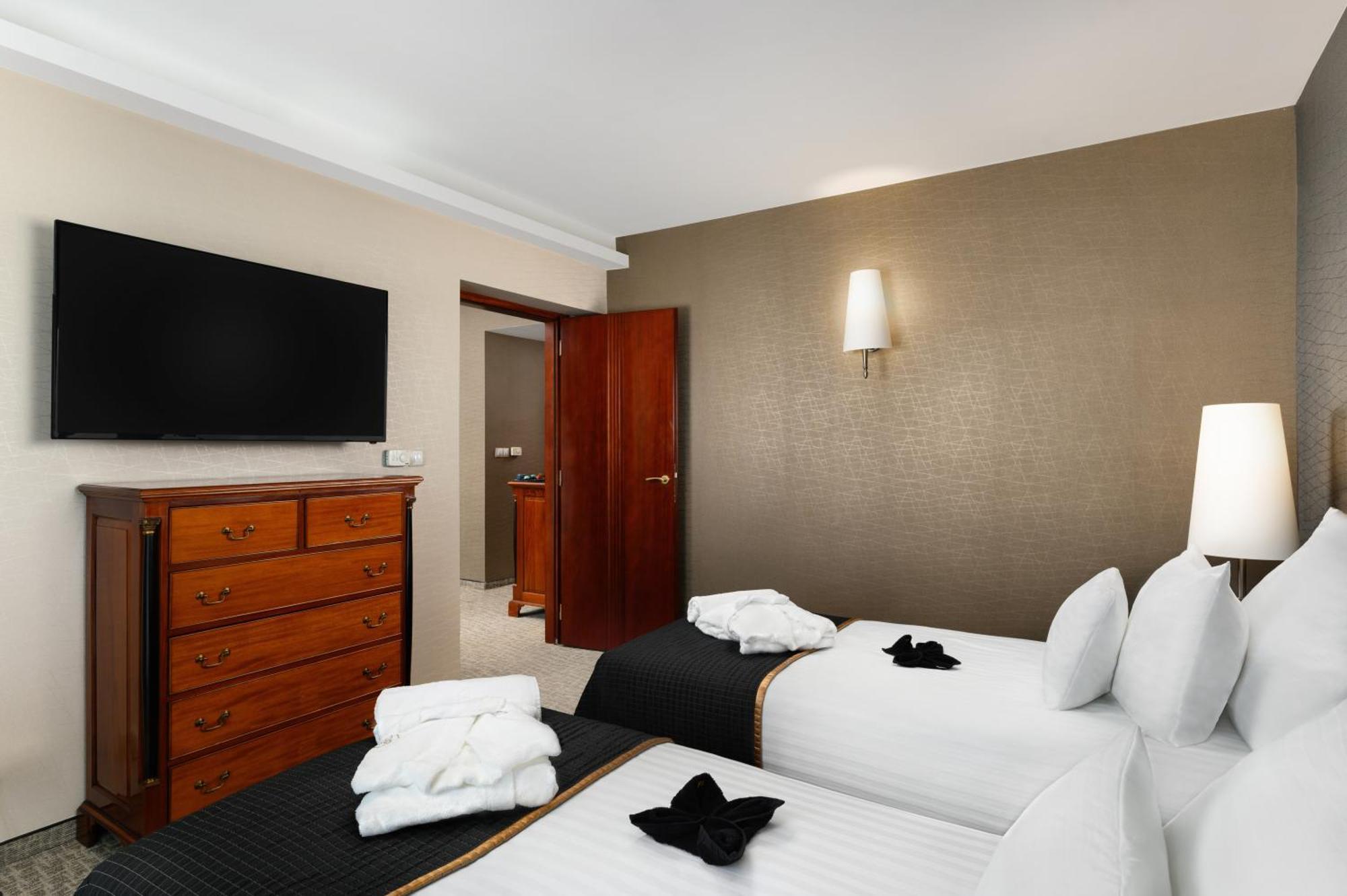 Hotel Divinus Debrecen Exterior foto A typical guest room at the Hilton Garden Inn