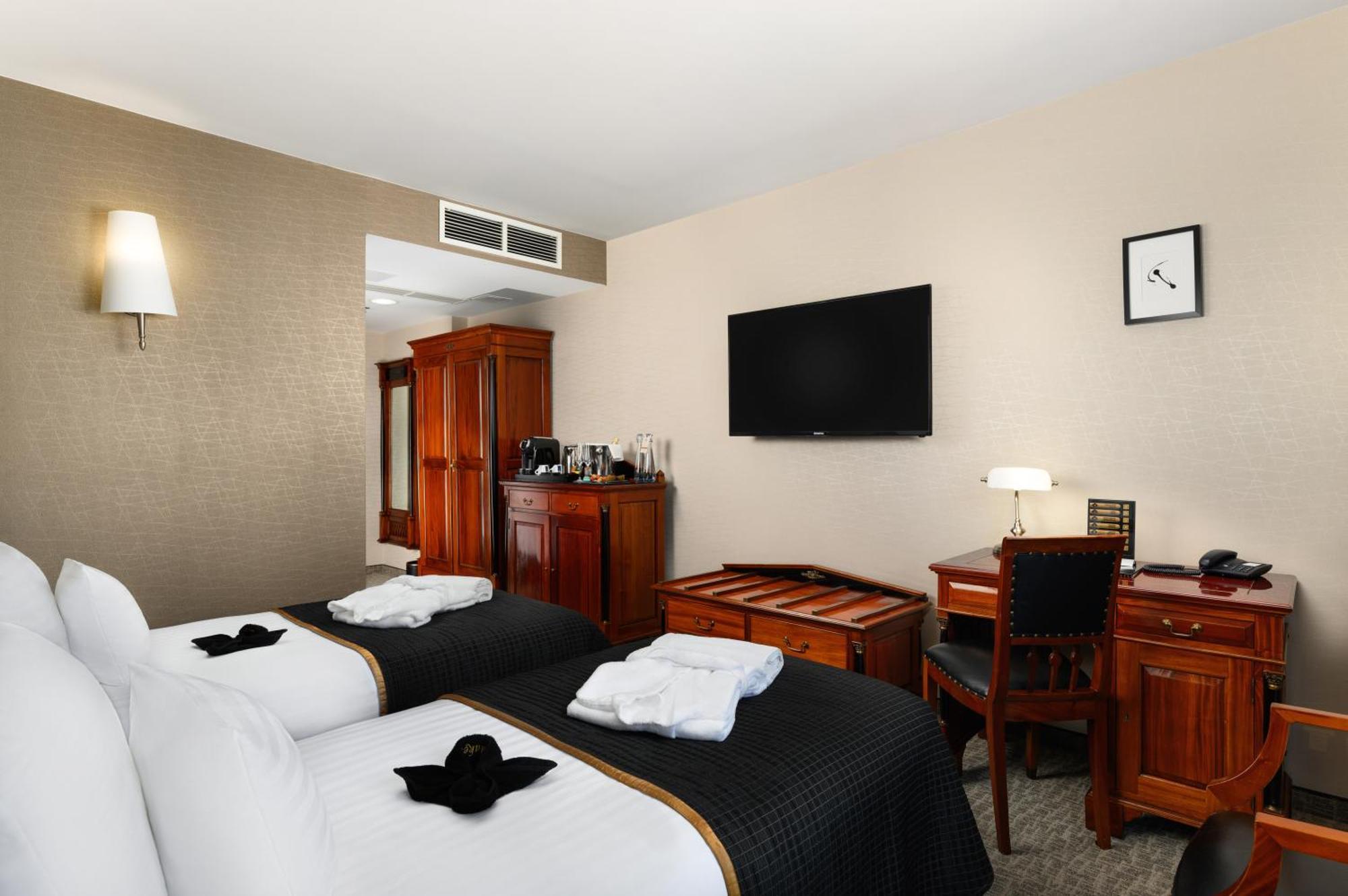 Hotel Divinus Debrecen Exterior foto A room at the hotel