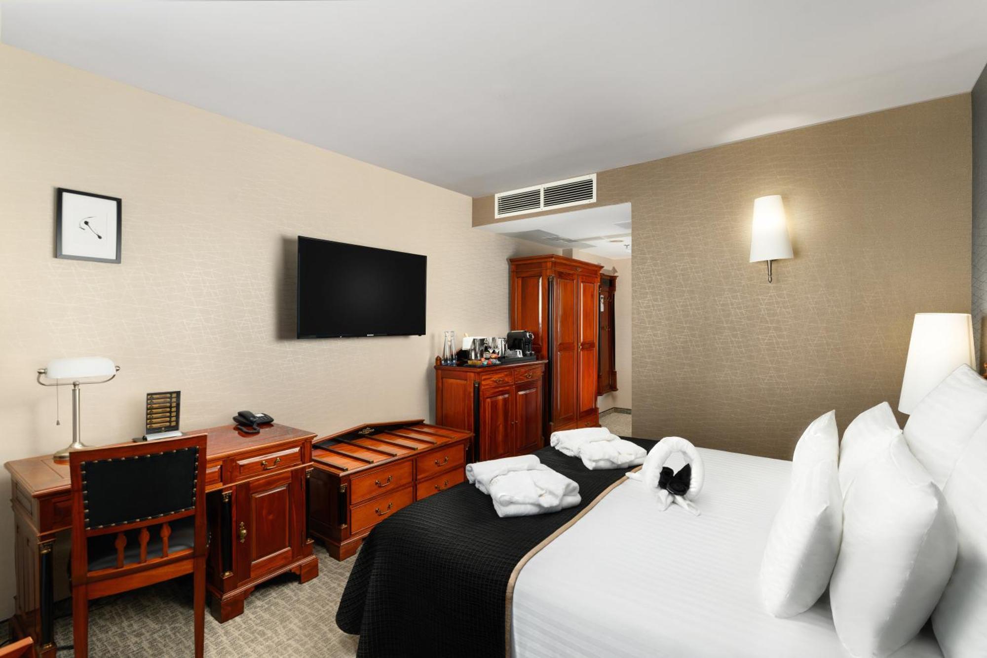Hotel Divinus Debrecen Exterior foto A room at the hotel