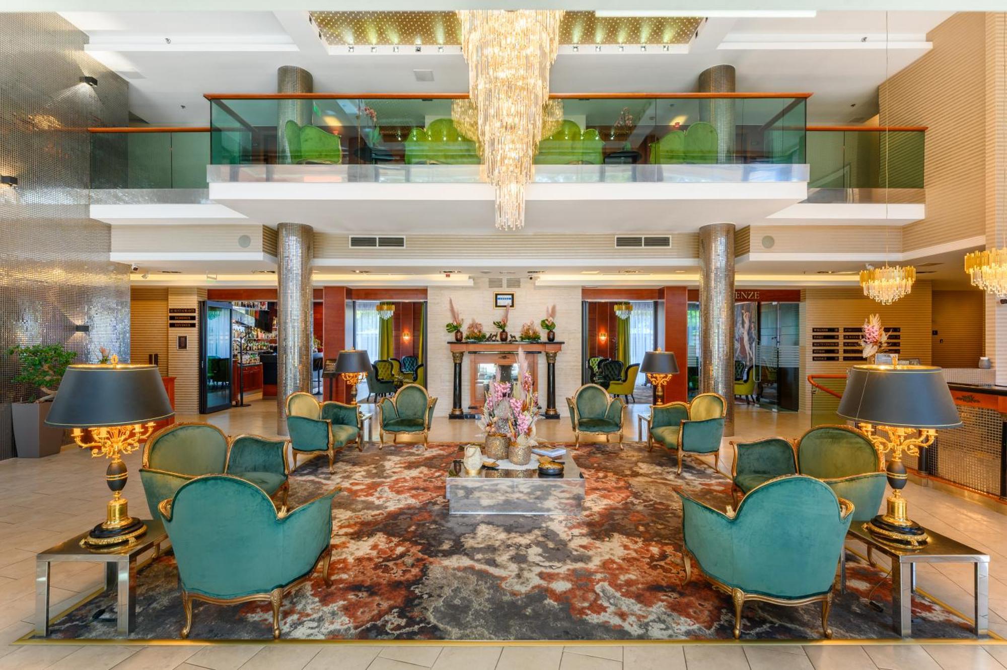 Hotel Divinus Debrecen Exterior foto Lobby