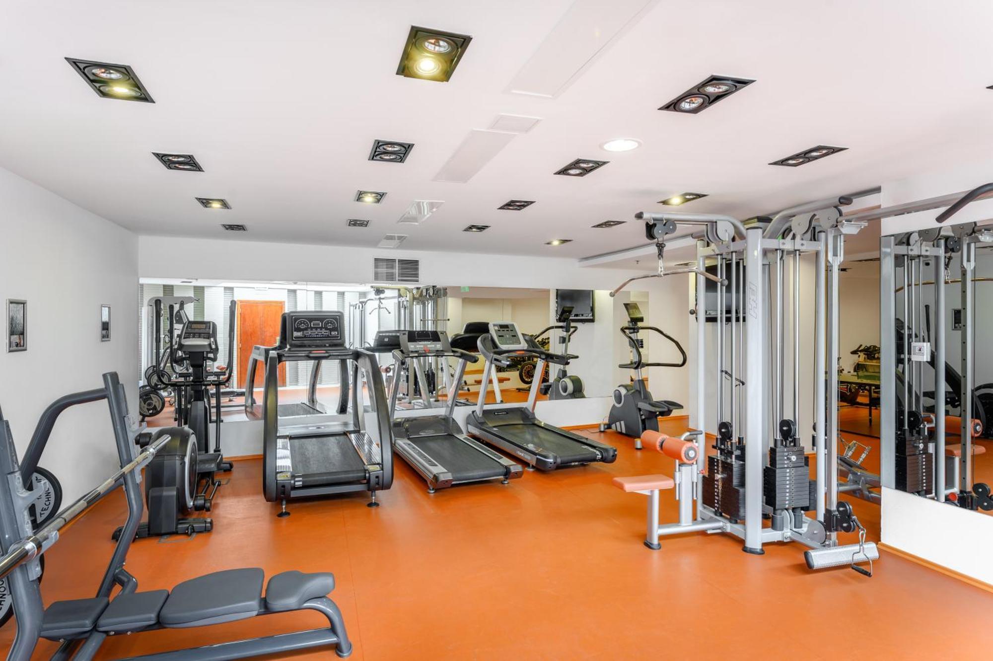 Hotel Divinus Debrecen Exterior foto A gym in a hotel