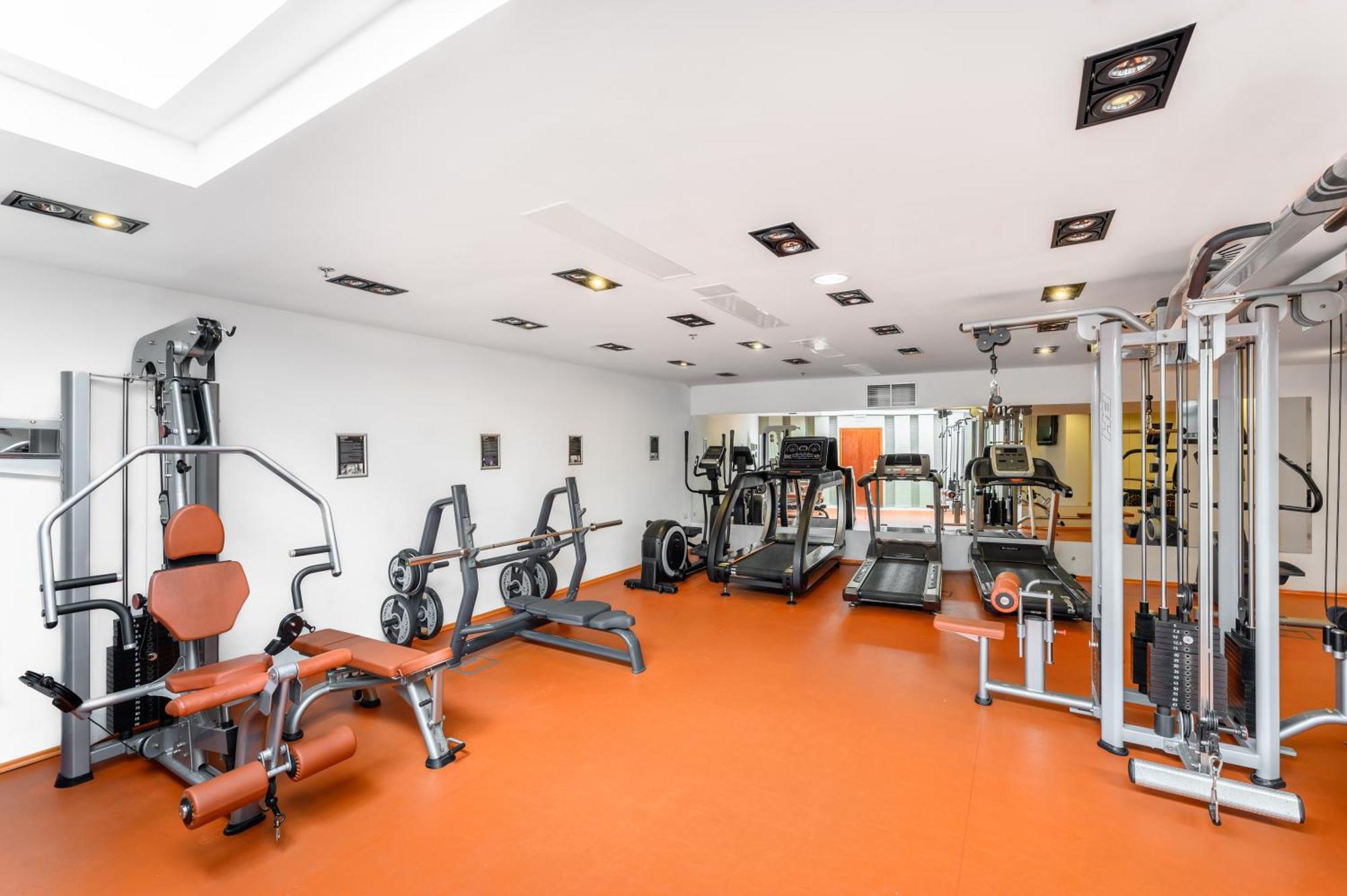 Hotel Divinus Debrecen Exterior foto A gym in a hotel