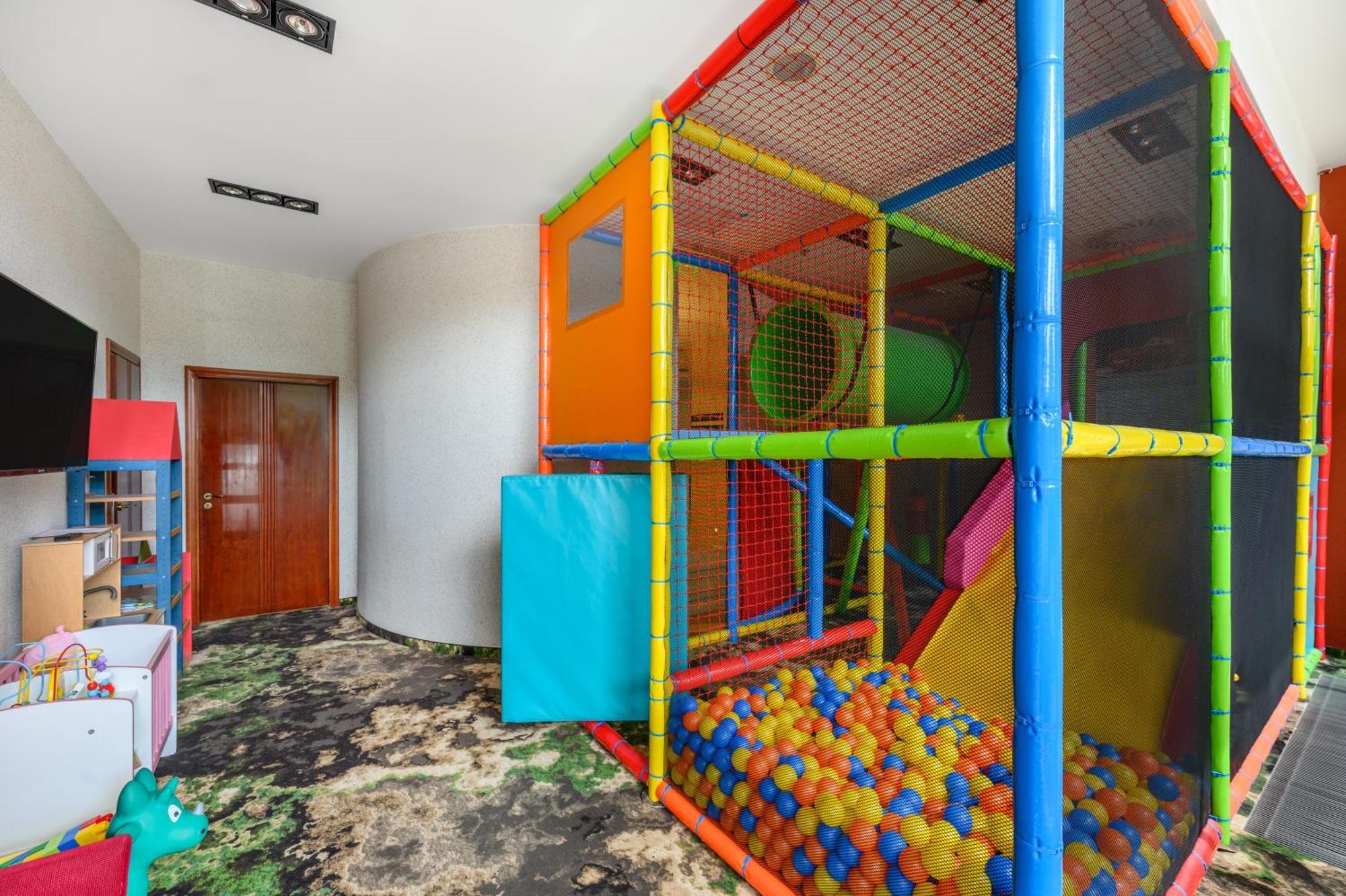 Hotel Divinus Debrecen Exterior foto An indoor playground in Poland