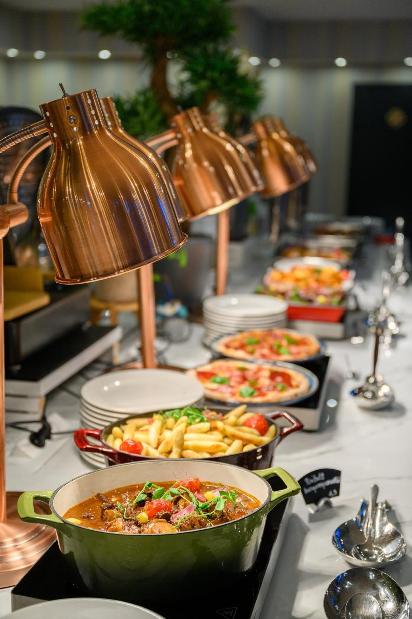 Hotel Divinus Debrecen Exterior foto A chafing dish