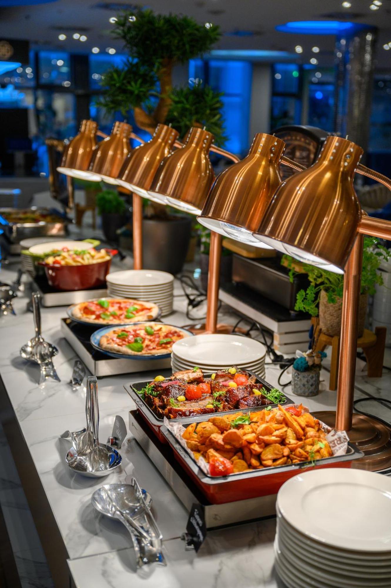 Hotel Divinus Debrecen Exterior foto A chafing dish buffet