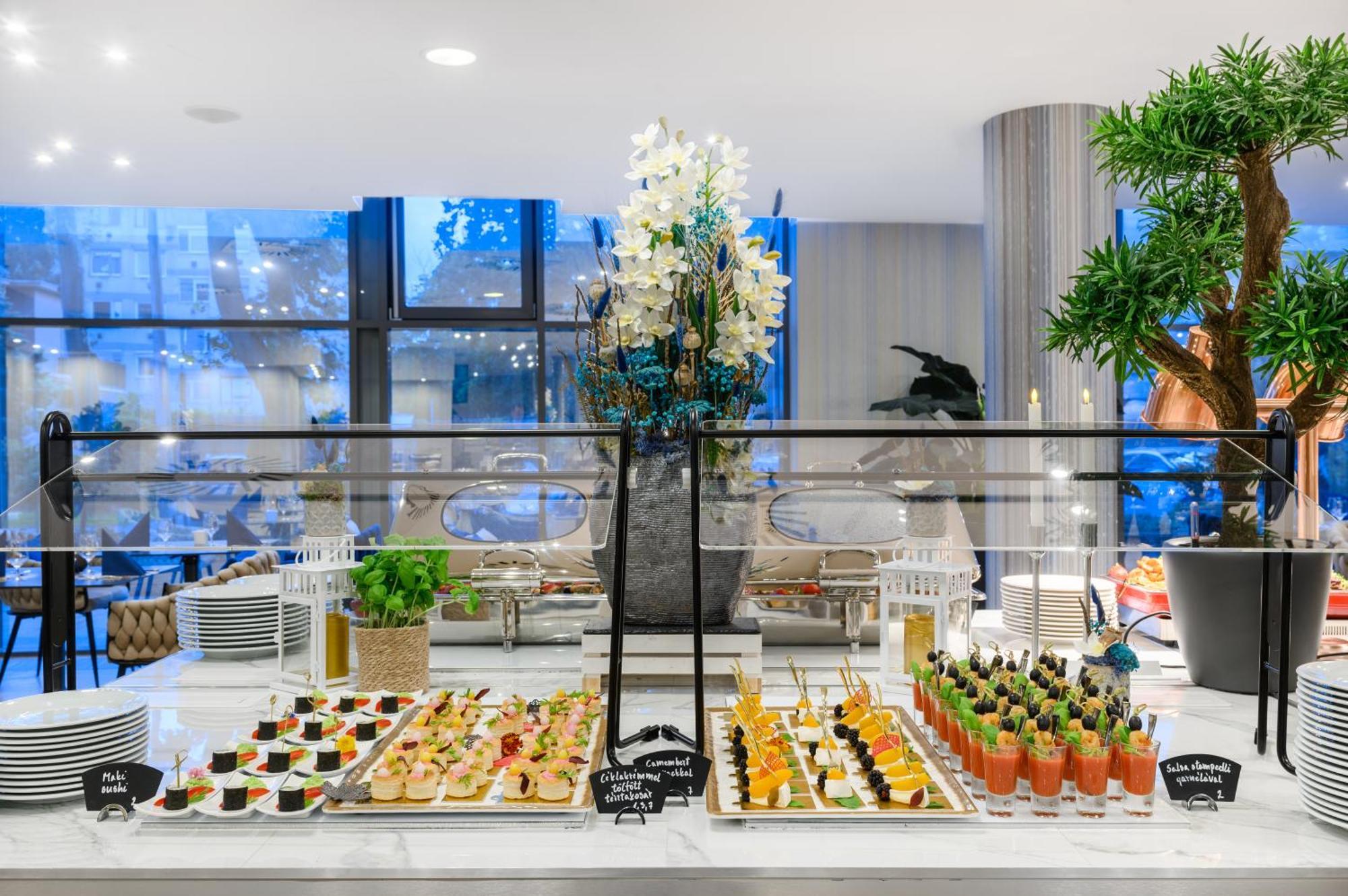 Hotel Divinus Debrecen Exterior foto A buffet at a hotel