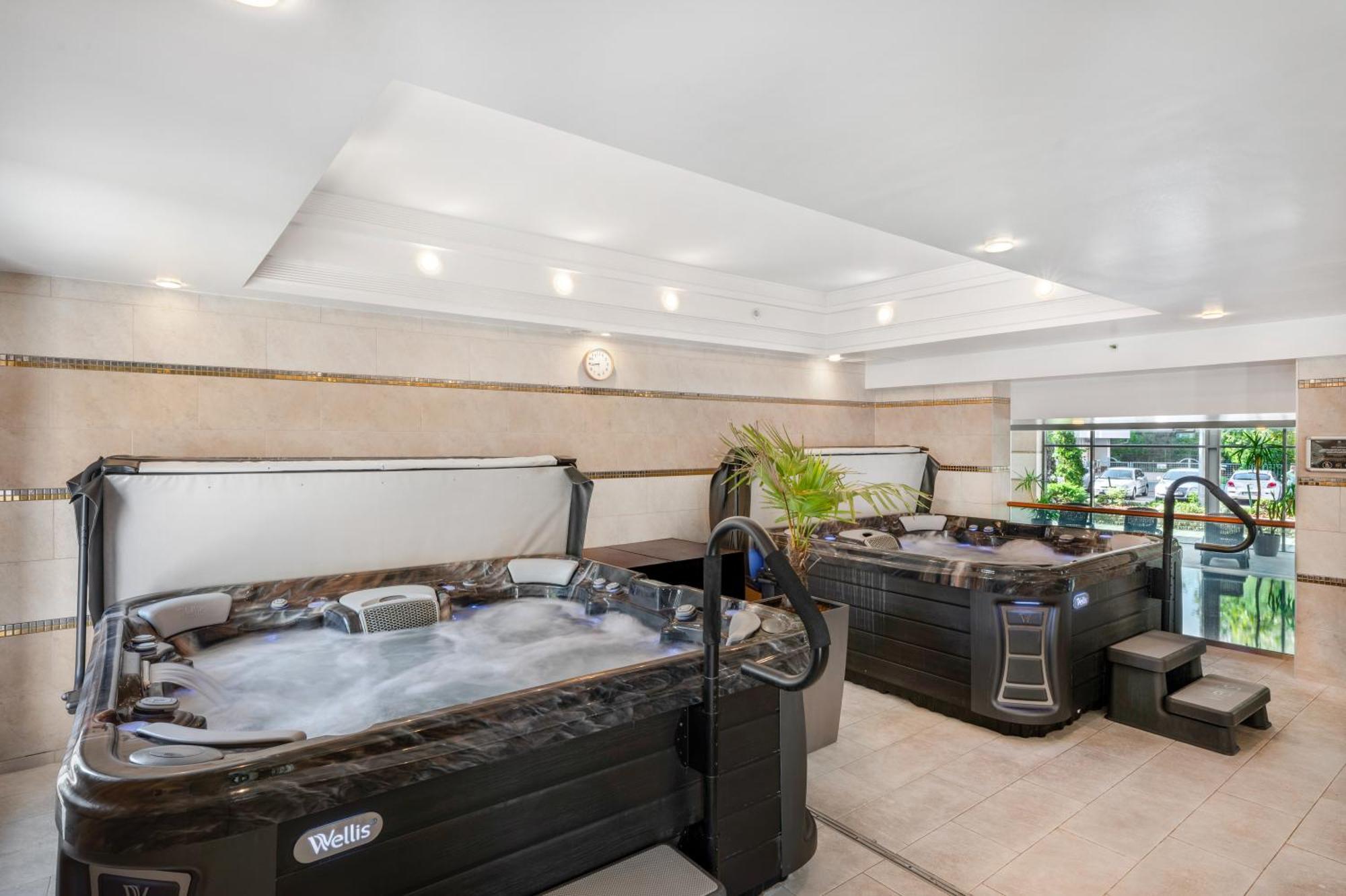 Hotel Divinus Debrecen Exterior foto A hot tub in a spa