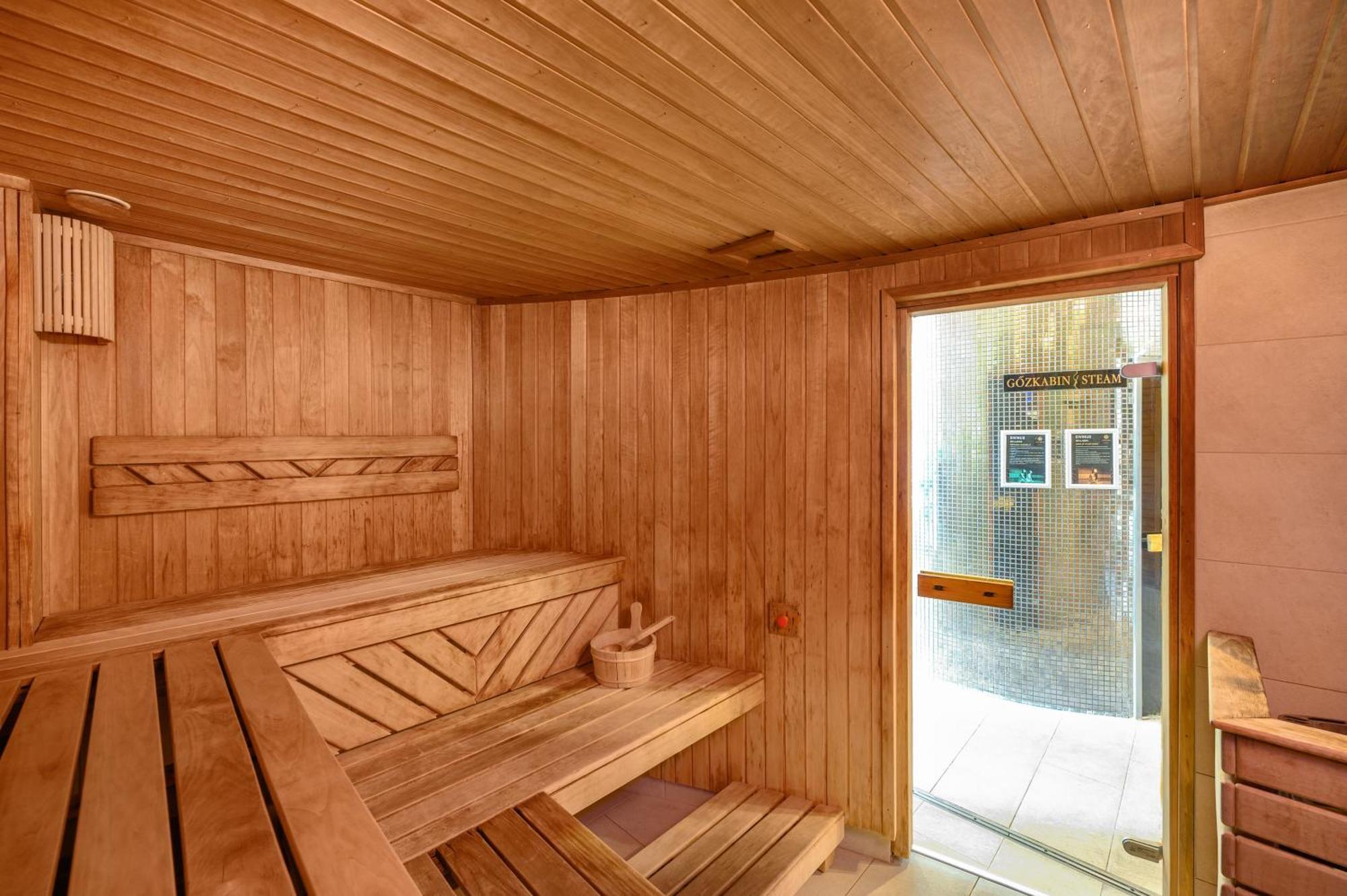 Hotel Divinus Debrecen Exterior foto A Finnish sauna