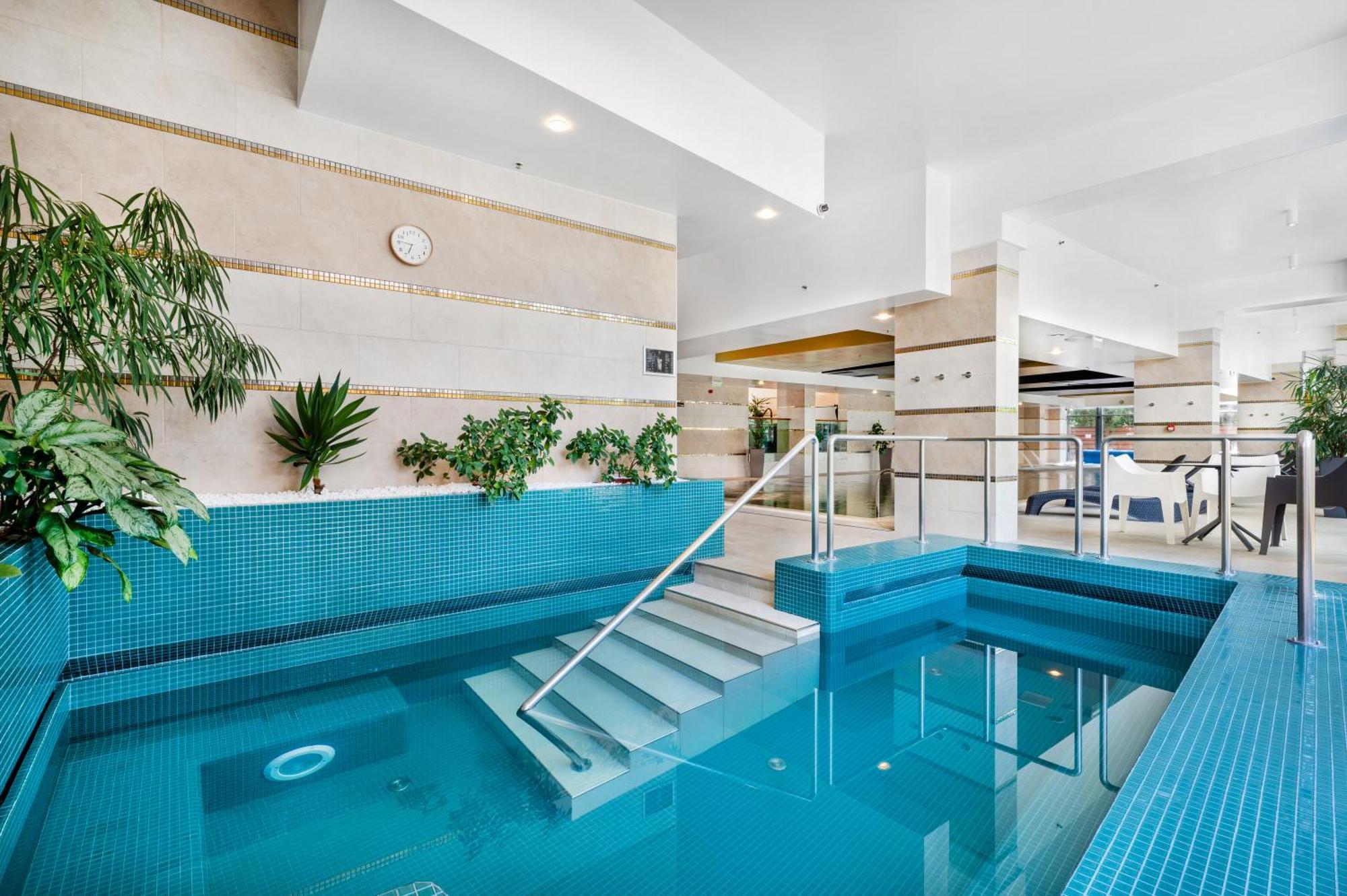 Hotel Divinus Debrecen Exterior foto The swimming pool at the hotel
