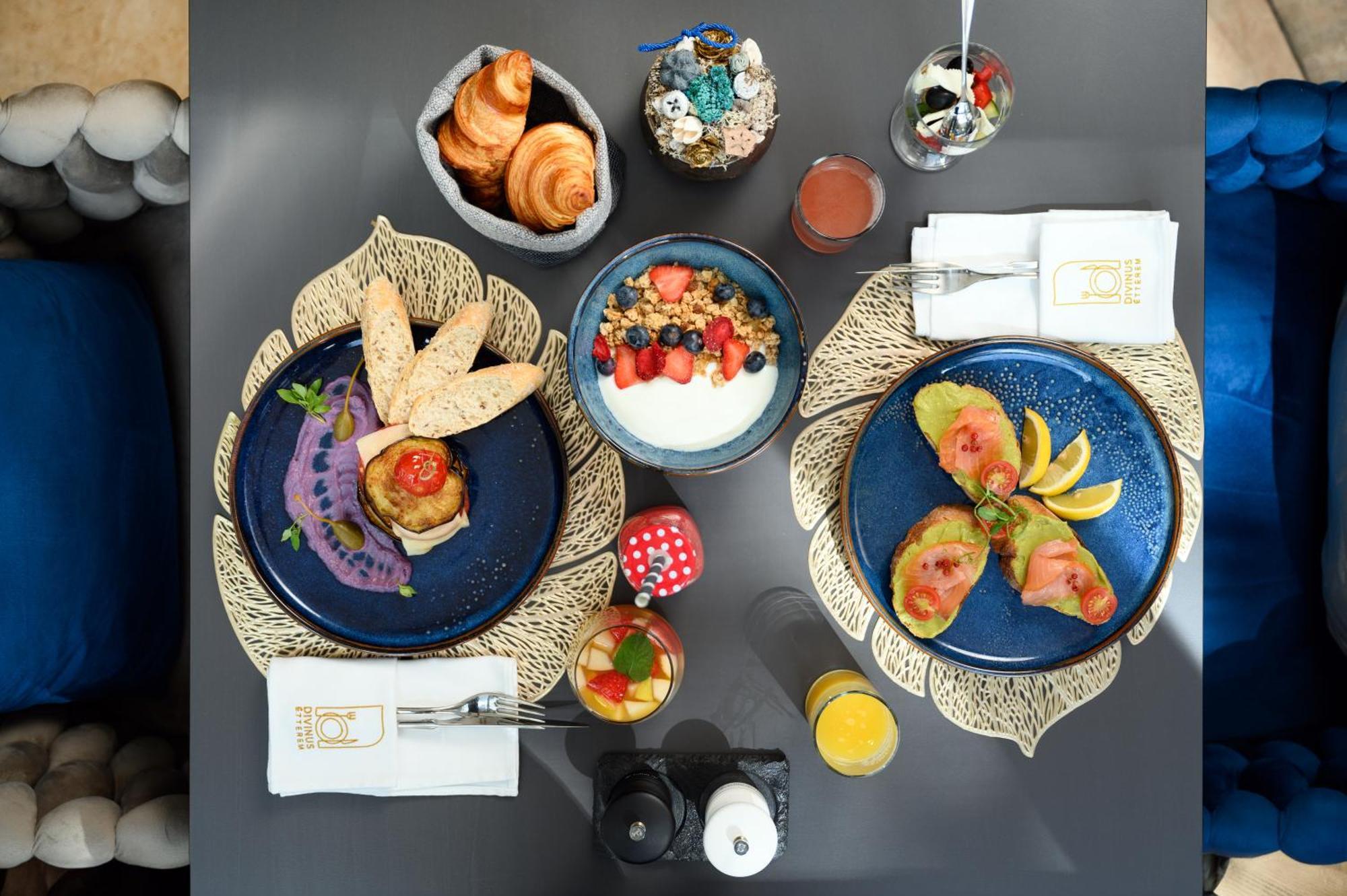 Hotel Divinus Debrecen Exterior foto A breakfast at the hotel