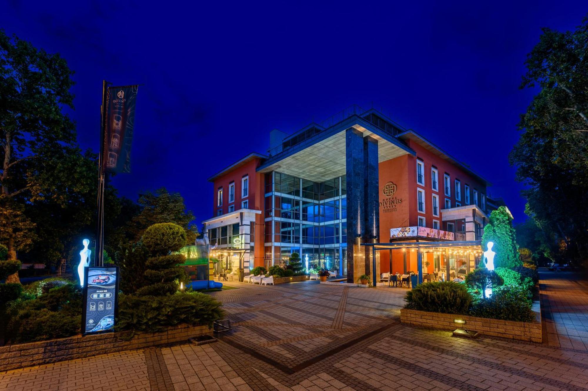 Hotel Divinus Debrecen Exterior foto The main entrance of the hotel