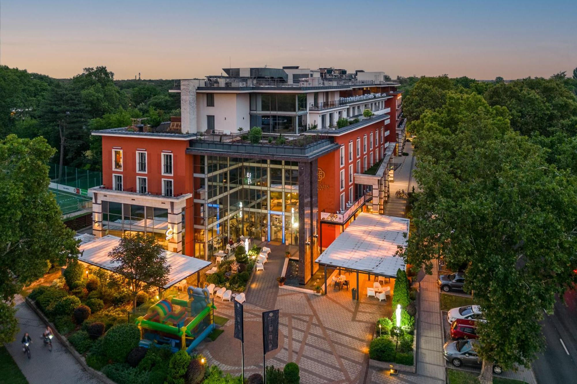 Hotel Divinus Debrecen Exterior foto The Village